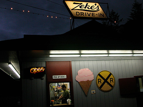 Zeke's Drive-In open after dark (Gold Bar, WA) on 21 August 2016