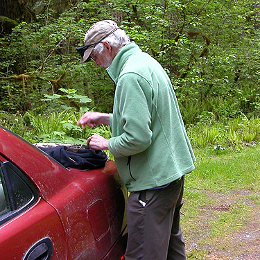 Jerry Austin sorting a beat sample, Oakes Creek above Bacon Creek confluence, Skagit County, Washington