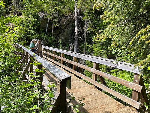 Sandi Doughton and Rod Crawford on footbridge, Little Wenatchee Ford, Chelan County, Washington