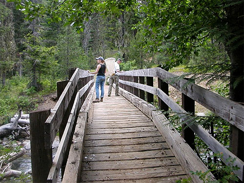 Laurel Ramseyer and Jessi Bishopp on footbridge, Johnson Creek Trailhead, North Fork Teanaway River, Kittitas County, Washington